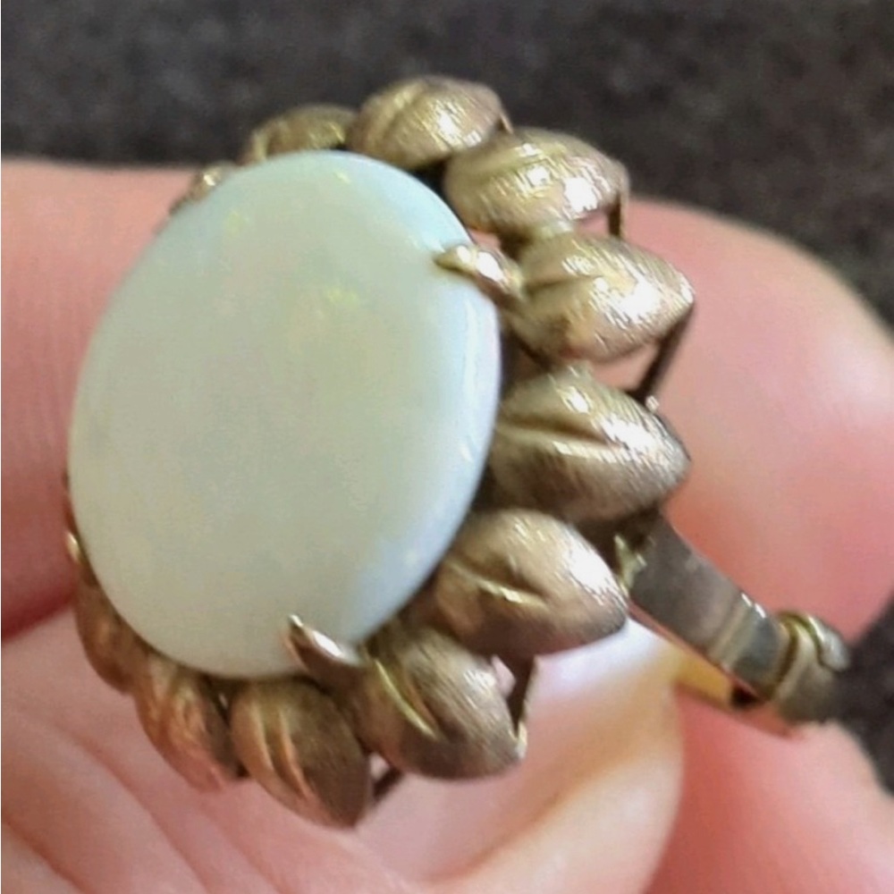 vintage 10 K gold opal cabochon flower ring